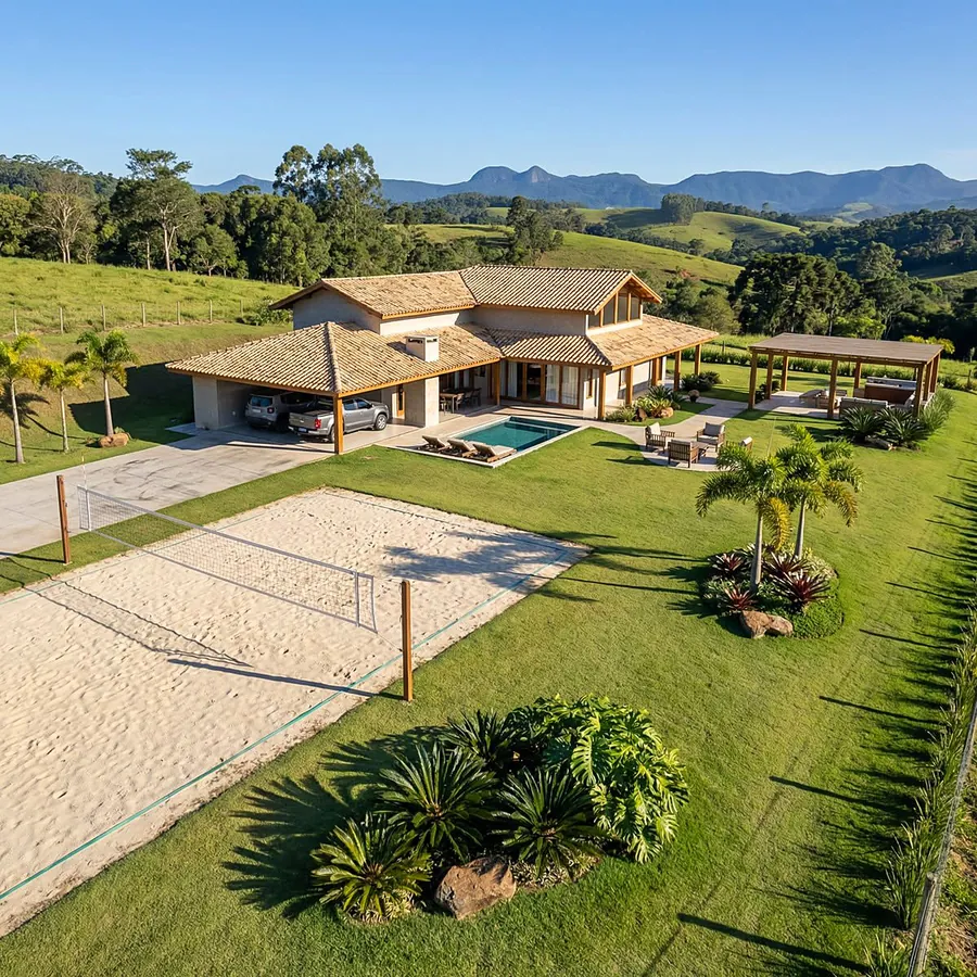 Casa de campo térrea com telhado aparente, piscina e quadra de areia